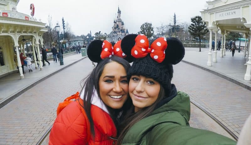 USA-DISNEY girls at disneyland